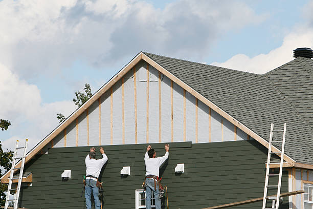 Professional Emergency Siding Repair technician working in Glencoe, IL